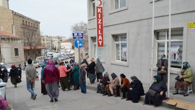 Yardım dağıtılmasını beklerken uyarı ile dağıldılar