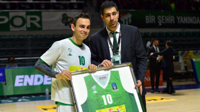 Ender Arslan gözyaşlarıyla basketbol kariyerini noktaladı