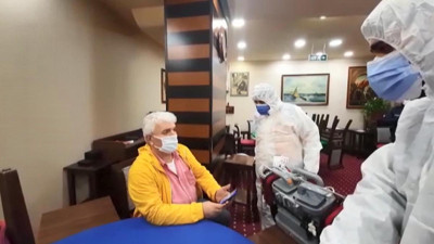 Karantinada olması gerekirken kumar masasında yakalandı. Daireyi kumarhaneye çevirmişler