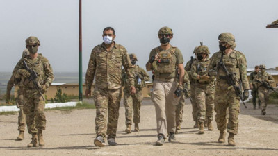 Aytunç Erkin ABD’nin Suriye’de terör örgütüyle verdiği pozu ortaya çıkardı. Bu fotoğraflardan Türkiye’yi yönetenlerin haberi var mı?
