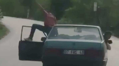 Önce kapısına çıktı, sonra tavanına oturdu. Antalya'da 'pes' dedirten görüntü