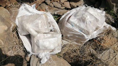 Arazide ve ölü at sırtında 102 kilo eroin ele geçirildi