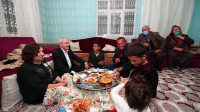Kılıçdaroğlu, linç girişiminde kendisine evini açan aile ile buluştu
