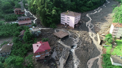 Trabzon'da dere yatağı tehlikesine rağmen oturuyorlar
