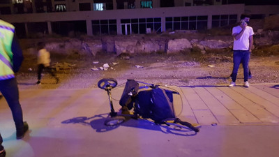 Kaldırımdaki anne kıza kamyonet çarptı