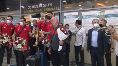 Filenin Efeleri, şampiyonluk kupasıyla İstanbul’a döndü