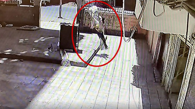 Tartıştığı kişi silah çekince 7'nci kattan aşağıya atladı