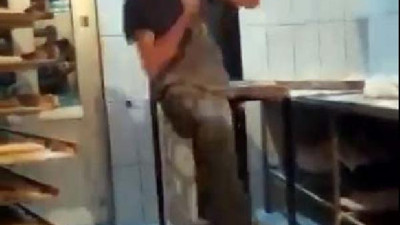 Van'da büyük skandal. Ekmek hamuruyla top gibi oynadılar