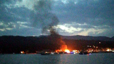 Limanda bağlı tur teknesi yangında kullanılamaz hale geldi