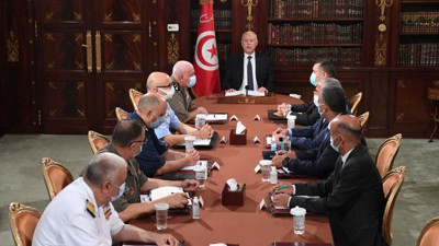 Tunus'ta Cumhurbaşkanı askerlerle birlikte darbe yaptı
