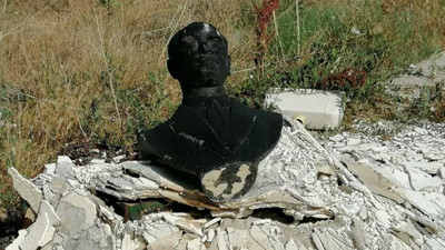 Hainler Atatürk’ün büstünü yakıp çöpe atmış