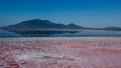 Natron Gölü dokunanı yakıyor