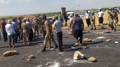 Şanlıurfa'da elektrik kesintilerini protesto eden çiftçiler yol kapattı "AKP İstifa diye bağırdı
