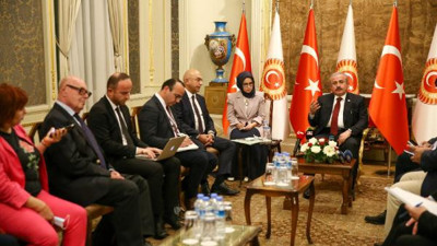 TBMM Başkanı Şentop Viyana’da gazetecilerle bir araya geldi