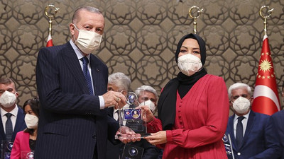 Erdoğan sevdiği gazetecilere ödül verdi