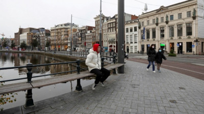 Hollanda'da sosyal mesafe kuralı kalktı, korona kartı uygulaması başladı