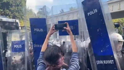 Gazeteci kızın görüntü alma çabası. Boğaziçi Üniversitesi önünde öğrenciler gözaltına alınırken polis barikatı ve gazeteci kız