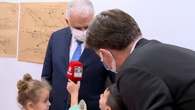 "Ne iş yapıyorsun?" diye soran minik öğrenciye Binali Yıldırım'ın verdiği yanıt okuldakileri kahkahaya boğdu