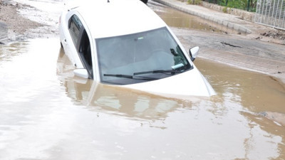 Bodrum’da yer yarıldı koca araba içine düştü 2 kişi ölümden döndü