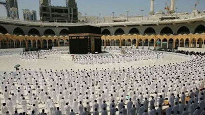 Kabe'de sosyal mesafesiz ilk namaz
