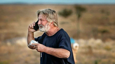 Silahın içinde gerçek mermi olduğu ortaya çıktı. Film setinde yönetmen ölmüştü