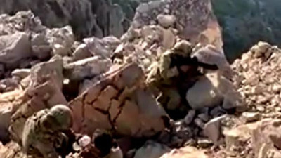 Mehmetçik teslim olan teröristlere su içirdi