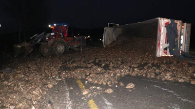 Devrilen tırdaki pancarlar yola saçıldı