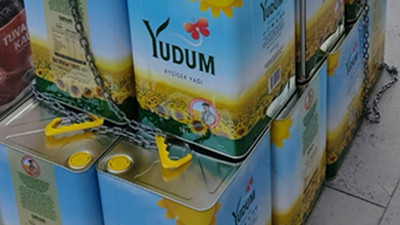 Dolar euro fırlatılınca çalınmasın diye ayçiçek yağı tenekelerini zincirlediler