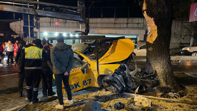 Ağaca çarpan taksinin şoförü yaşamını yitirdi