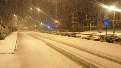 Yoğun kar yağışı yol kapattı