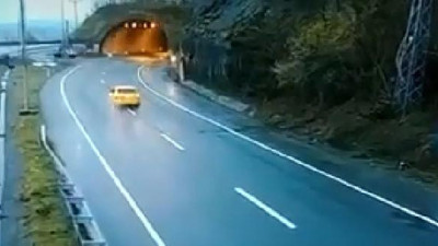 Taksi sürücüsü kopan kayalardan saniyelerle kurtuldu