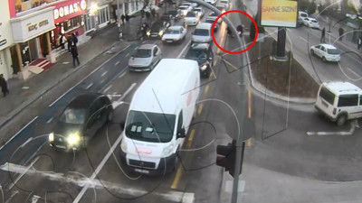 Motokuryenin yayaya çarpma anı kamerada