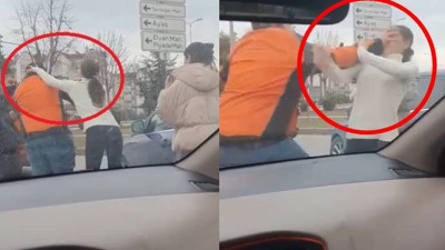 Motokurye ile kadın sürücü tekme tokat birbirine girdi