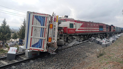 Tren TIR'ı biçti sürücü son hamlesiyle hayatta kaldı