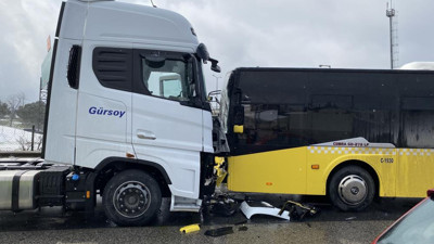 Ters yöne giren TIR belediye otobüsüne kafadan çarptı