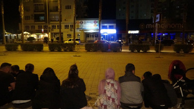 Polis operasyona çıktı, vatandaş çekirdeklerle takip etti