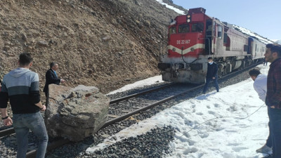 Doğu Ekspresine kaya engeli. Raylara düşen kayayı yolcular kaldırdı