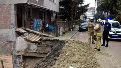 Avcılar'da bir binanın merdivenleri çöktü