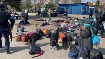 Rusya, sivillerin tahliyesi için kullanılan tren istasyonunu vurdu