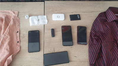 Ehliyet sınavında kopya çekenler düzenekleriyle beraber yakalandı