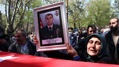 Şehit üsteğmene yürek yakan veda! Kayseri’de gözyaşları sel oldu