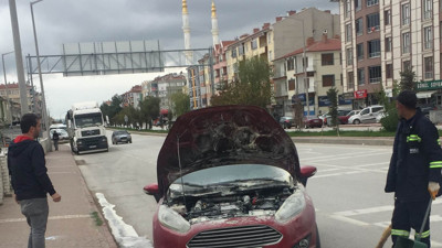 Park halindeki araç aniden yanmaya başladı
