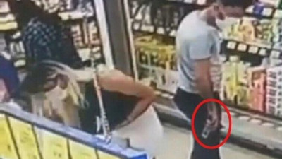 Taciz değil selfi çekerken kadraja giriyor diyenler bu fotoğrafa ne diyecek?