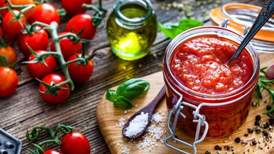 Salçanız dolapta hemen küfleniyor mu? Bu yöntemlerle salçanızı haftalarca küflenmeden saklayabilirsiniz!