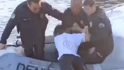 Arkadaşlarıyla şakalaşan genç bir anda kendini Haliç'in sularında buldu. Arkadaşları o anları videoya alıp dalga geçti