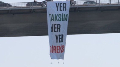TİP’li 3 vekil köprüde gezi pankartı açtı. Pankartta, ‘Her yer Taksim her yer direniş’ yazıyordu