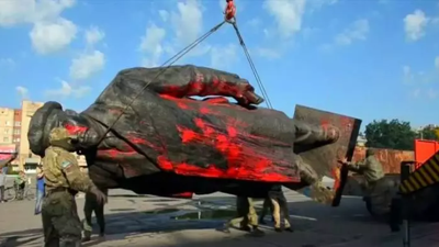 Lenin’in bin 400 heykelini yıkan Ukrayna'dan sürpriz hamle. CNN'in röportajında anlattılar