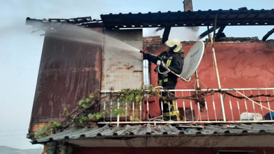 Karısı ve çocukları uyurken evini kolonya döküp yaktı. 1 kişi öldü 3 kişi yandı
