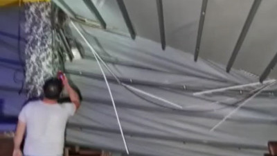 Devrilen çam ağacı kafeyi silindir gibi ezdi. Ölümden döndüler