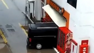 Direksiyonda kalp krizi geçiren sürücü Migros'a daldı